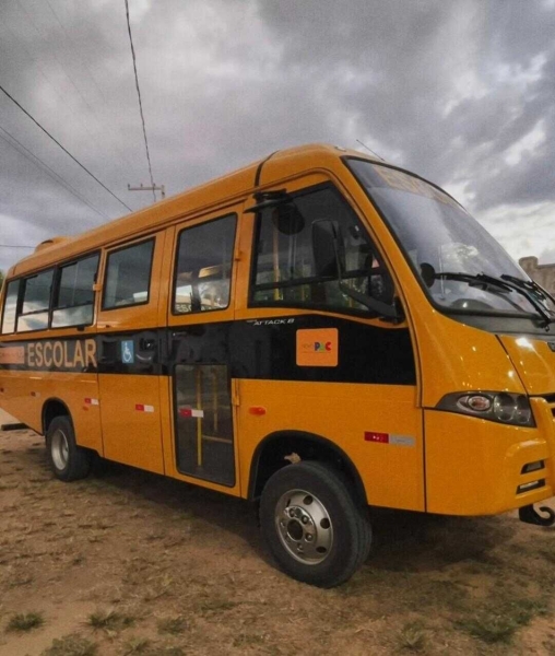PREFEITURA DE JANDUÍS ENTREGA NOVO ÔNIBUS ESCOLAR E FORTALECE O TRANSPORTE DE ESTUD...